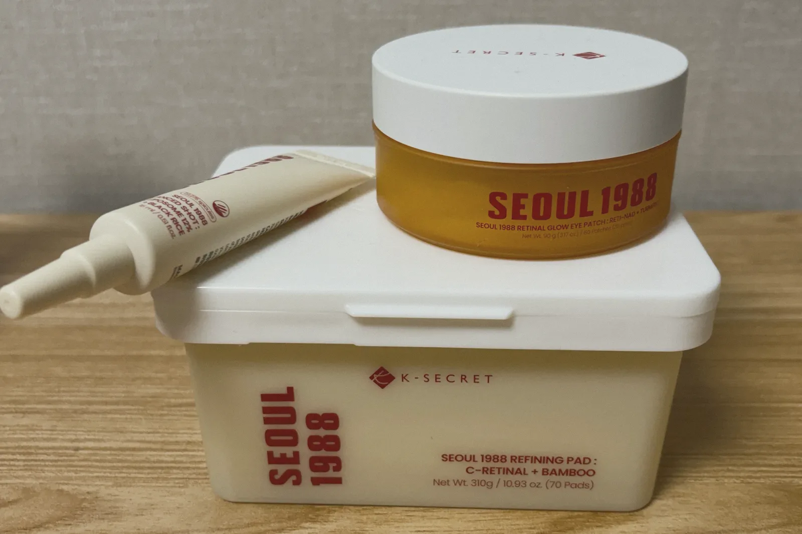 A SEOUL 1988 Advanced Shot tube leaning against a SEOUL 1988 Refining Pad tub, with a SEOUL 1988 Retinal Glow Eye Patch jar on top.